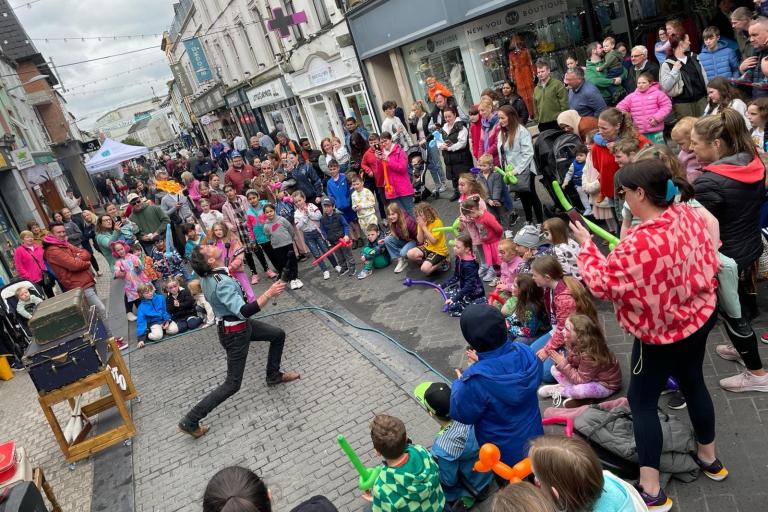 Streetfest Crowd and Performer