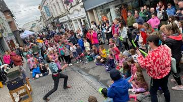 Streetfest Crowd and Performer